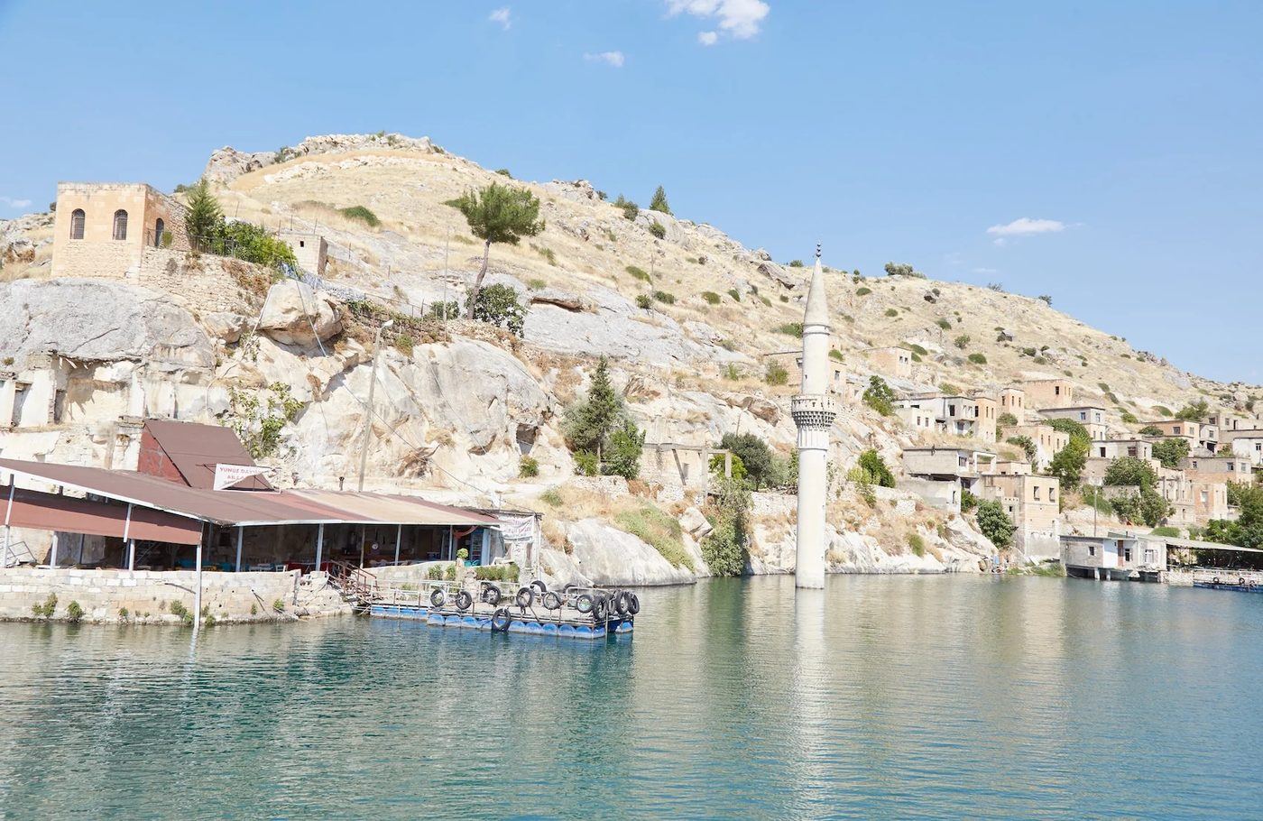 Fırat üzerinde Halfeti ve suya gömülü minare