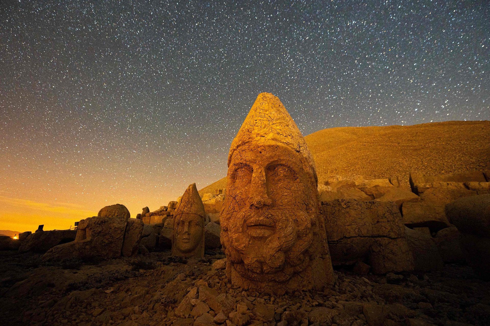 Nemrut Dağı'nda yıldızlı gece ve Kommagene heykel başları