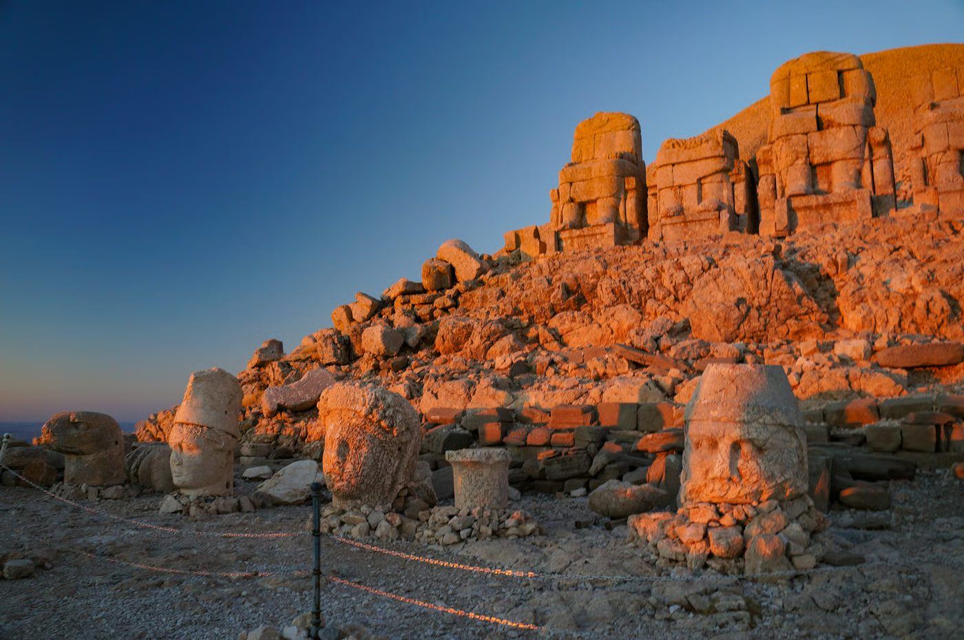 Nemrut Dağı zirvesindeki dev Kommagene heykel başları